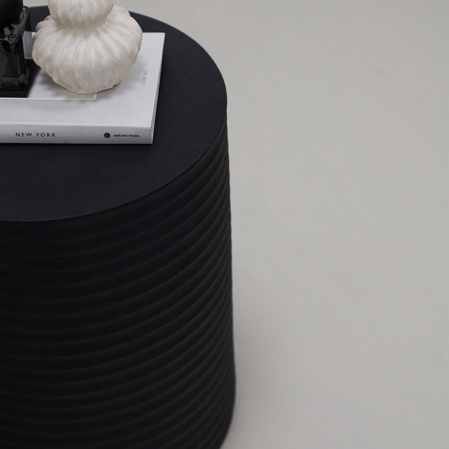 Raya - Minimal Onyx Ribbed Side Table