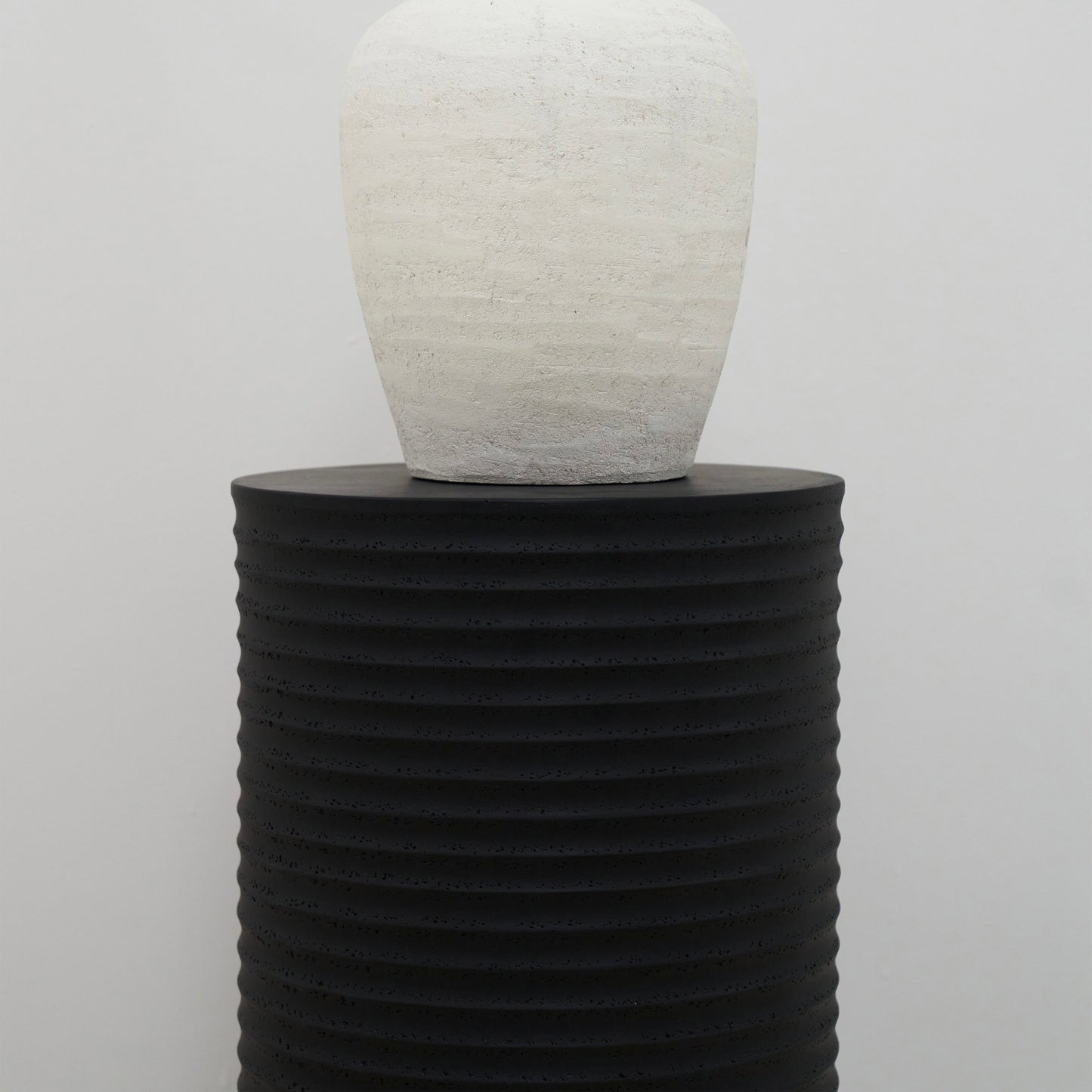 Raya - Minimal Onyx Ribbed Plinth