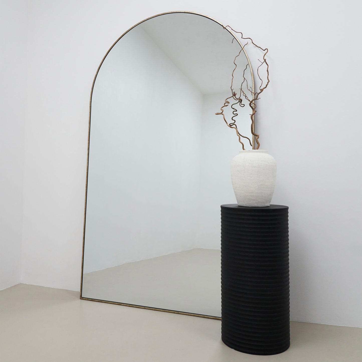 Raya - Minimal Onyx Ribbed Plinth