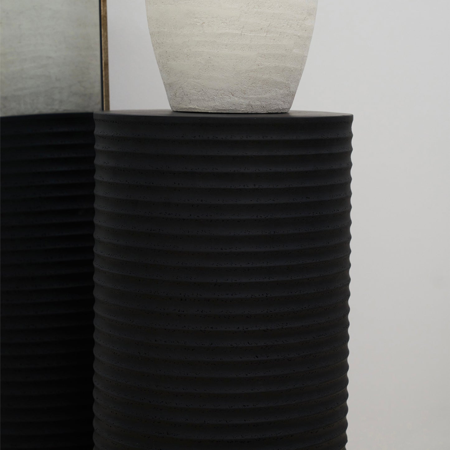 Raya - Minimal Onyx Ribbed Plinth