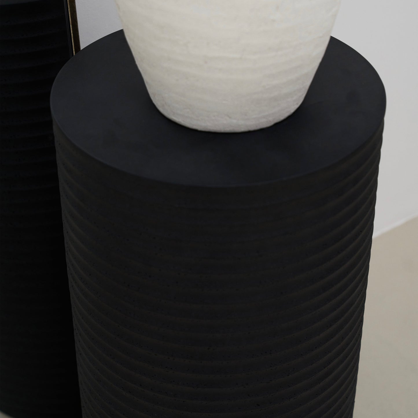 Raya - Minimal Onyx Ribbed Plinth